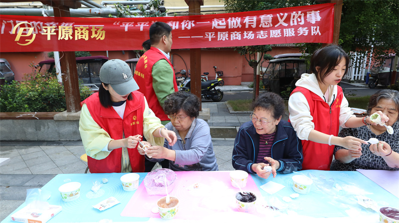 志愿活動(dòng)——與居民一起做月餅，做眼部體檢